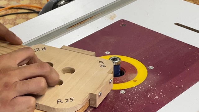 自作のR加工コーナー治具を使っている所